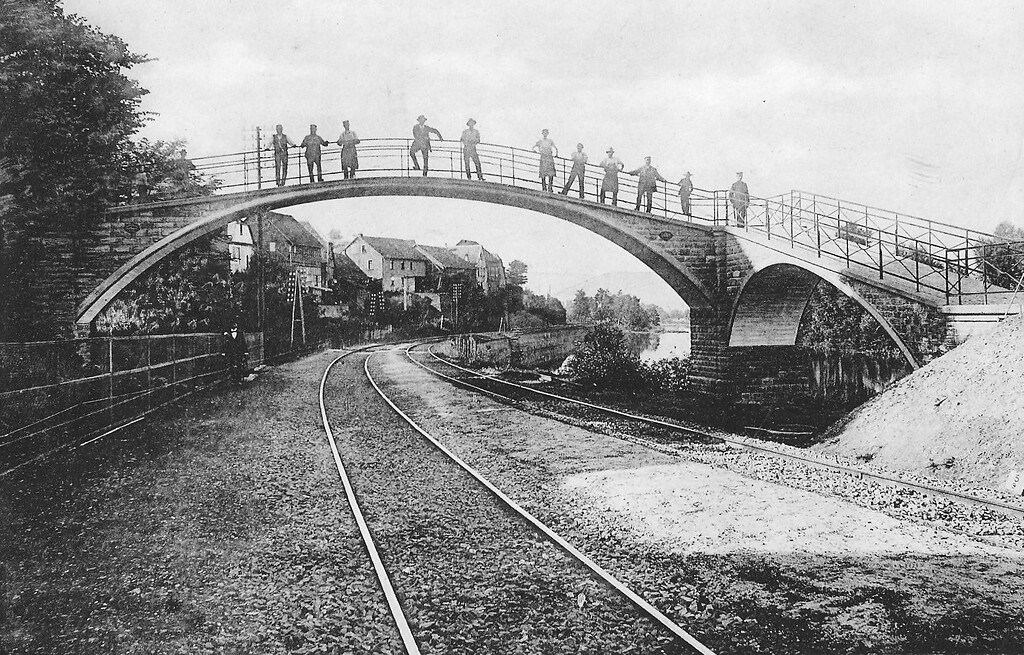 Historische Ansicht der Bogenbrücke Monierbrücke in Laubenheim mit Personen (um 1900)