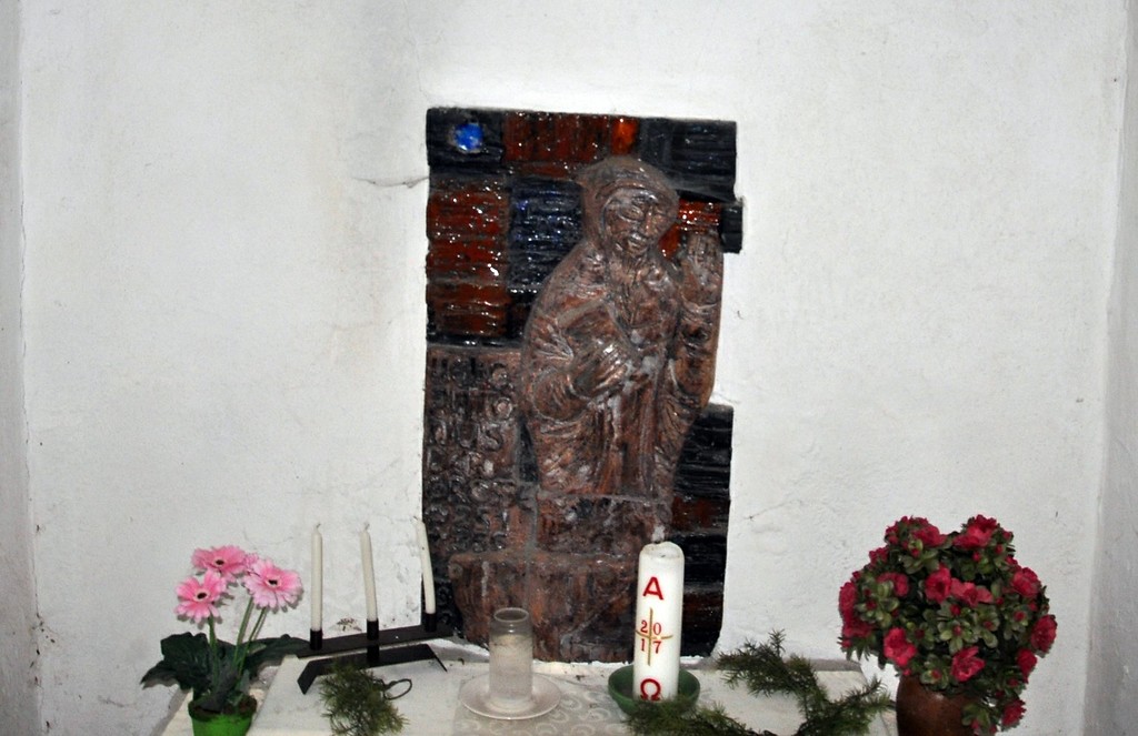 Heiligenfigur und kleiner Altar in der Antonius-Kapelle in Kempen-Tönisberg (2017).