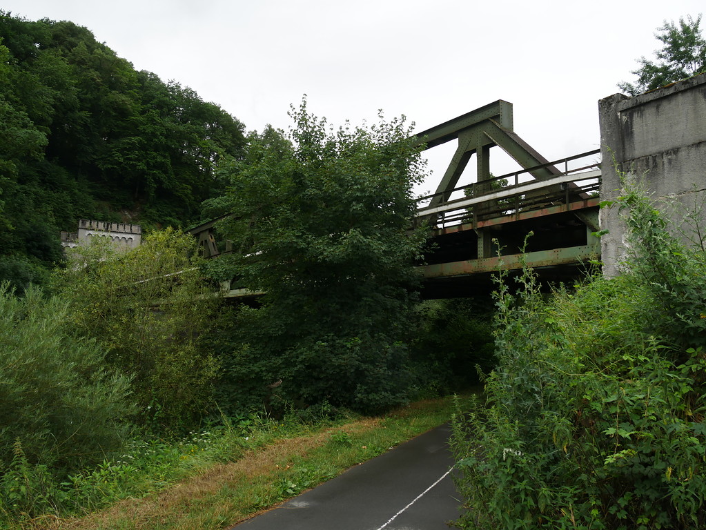 Eisenbahnbrücke bei Runkel mit dem östlichen Portal des Ennerichter Eisenbahntunnels (2017)