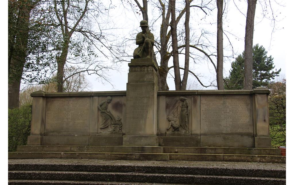 Kriegerdenkmal auf dem Friedhof in Hottenbach (2021).