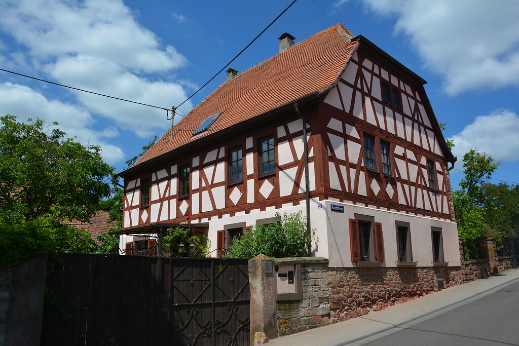 Blick auf den Dreiseithof Haus Emmling, das älteste Haus in Weitersweiler, von der Hauptstraße aus (2020)