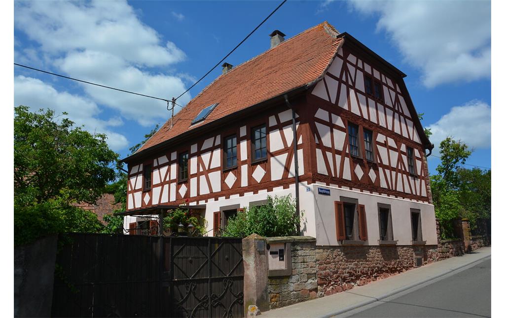 Blick auf den Dreiseithof Haus Emmling, das älteste Haus in Weitersweiler, von der Hauptstraße aus (2020)