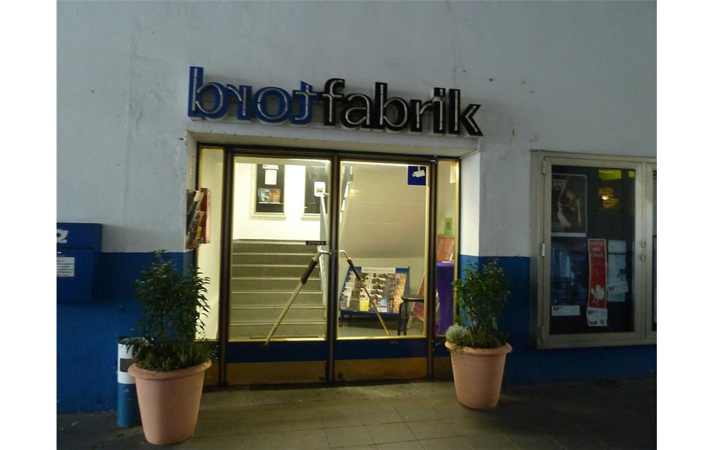 Eingang zum Kulturzentrum "Brotfabrik" mit Kulturkneipe, Theatersaal und Kinosälen (2012)