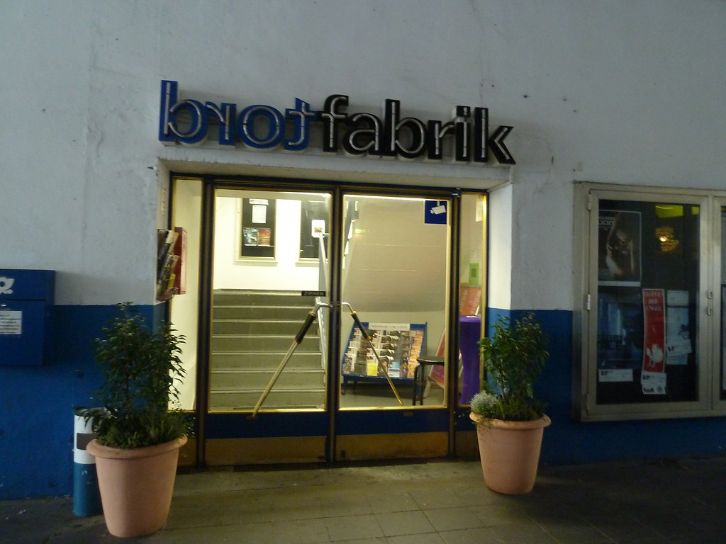 Eingang zum Kulturzentrum "Brotfabrik" mit Kulturkneipe, Theatersaal und Kinosälen (2012)