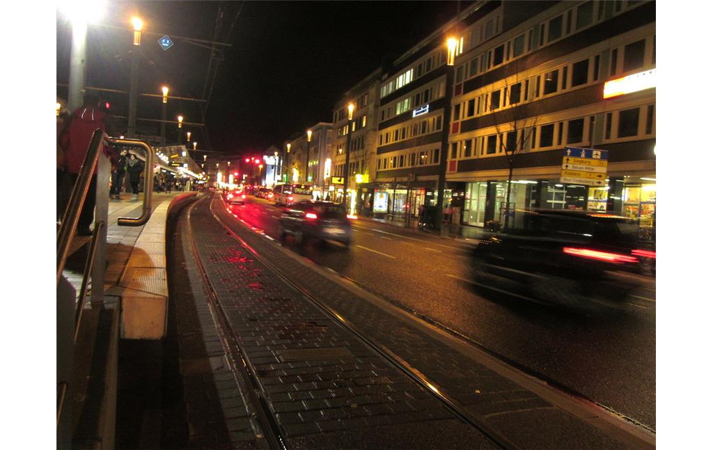 Haltestelle Bertha-von-Suttner-Platz in Richtung Kennedybrücke (2012)