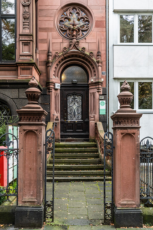 Hauseingang am Theodor-Heuss-Ring (2021). Die prachtvollen Fassaden der wenigen aus der Gründerzeit erhaltenen Gebäude lassen das einstige Erscheinungsbild des Theodor-Heuss-Rings erahnen.