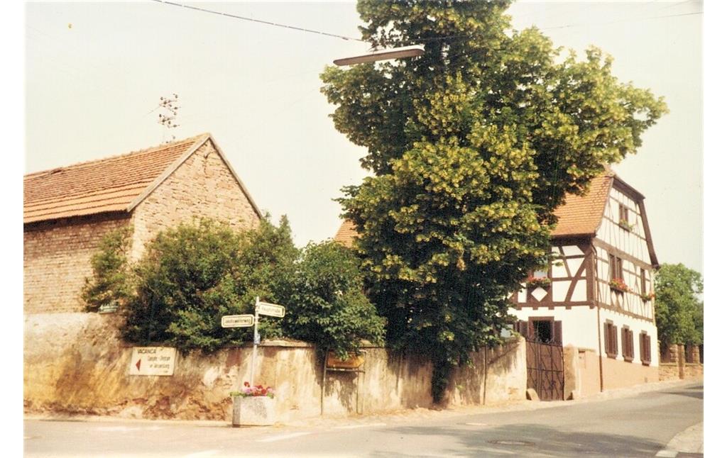 Das älteste Haus des Ortes, das sogenannte Haus Emmling, von der Hauptstraße in Weitersweiler aus (1988)