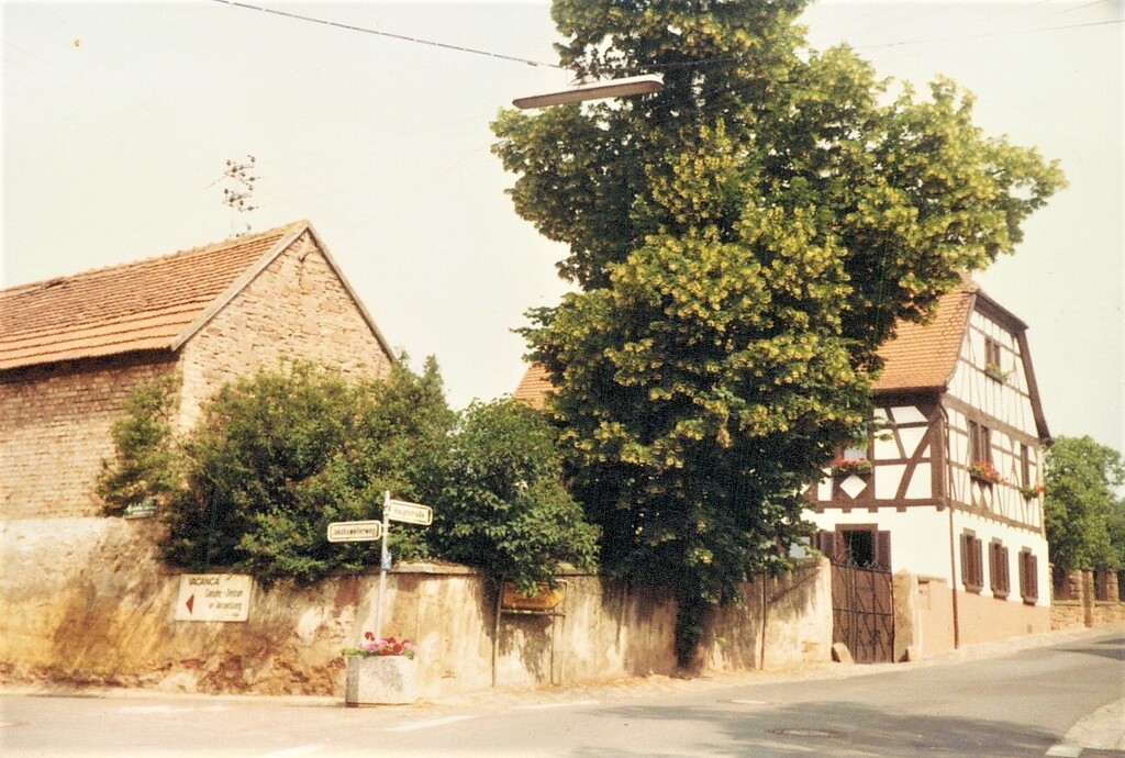 Das älteste Haus des Ortes, das sogenannte Haus Emmling, von der Hauptstraße in Weitersweiler aus (1988)