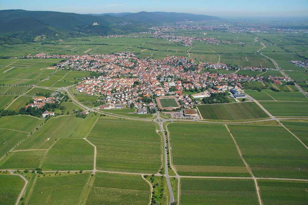 Luftbild: Blick auf Maikammer und Alsterweiler (2016).