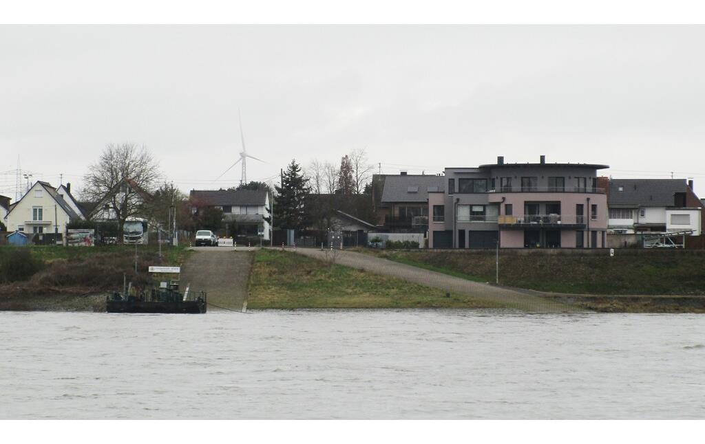 Blick von Rheidt aus auf das gegenüberliegende Bornheim-Widdiger Rheinufer mit der Ersatzübergangsstelle über den Rhein, der so genannten "NATO-Rampe" zwischen Bornheim und Niederkassel-Rheidt (2024).