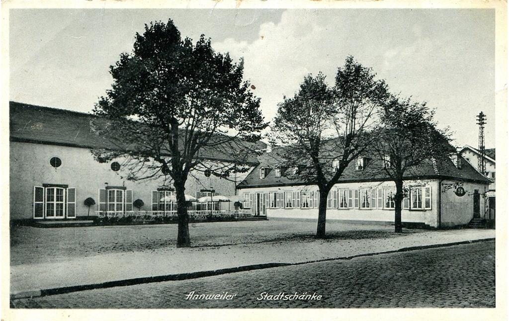 Historische Postkarte der Stadtschänke im Gebäude des Hohenstaufensaals in Annweiler am Trifels (1950er Jahre)