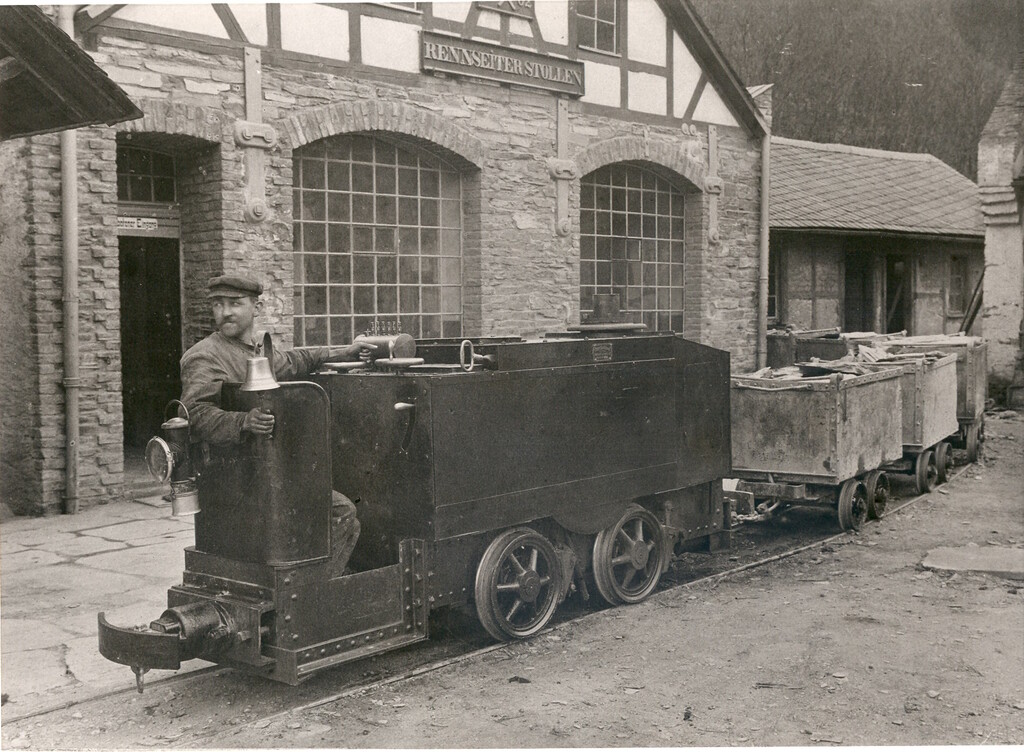 Arbeiter im Dachschieferbergbau in Kaub mit Lokomotive (um 1910)