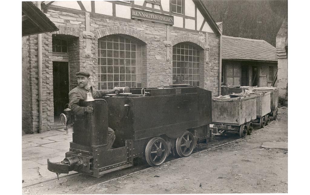 Arbeiter im Dachschieferbergbau in Kaub mit Lokomotive (um 1910)