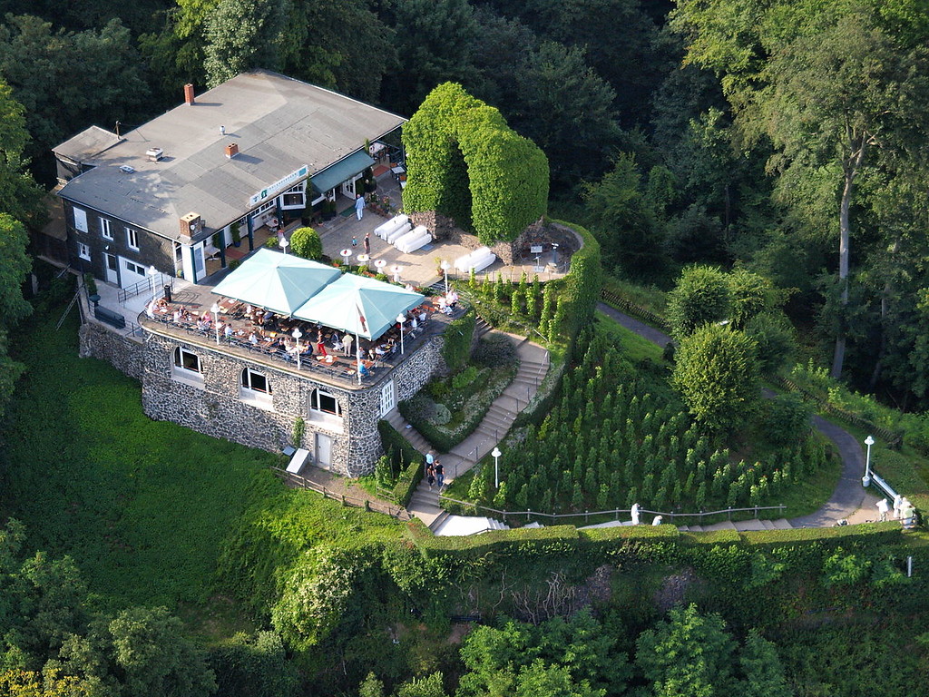Der von Efeu überwucherte Rolandsbogen und die Gastronomie im Umfeld der verbliebenen Reste der Burgruine Rolandseck (Luftaufnahme 2009).