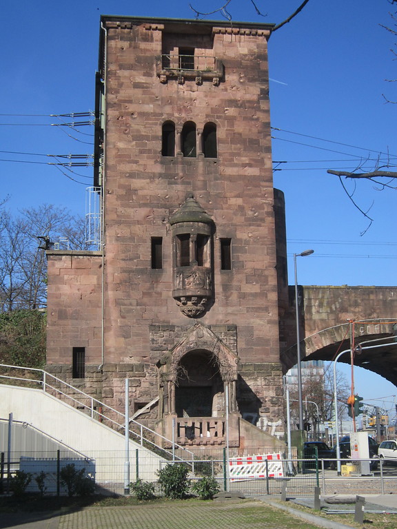 Südwestlicher Eckturm der linksrheinischen Vorlandbrücke der  Südbrücke in Köln (2014)