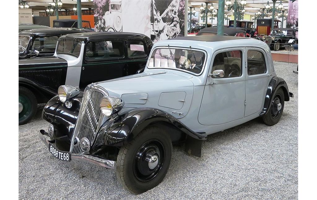 Frühe Ausführung des Citroën "Traction Avant" von 1934 im Nationalmuseum Sammlung Schlumpf in Mülhausen im Elsass, Frankreich (2015).