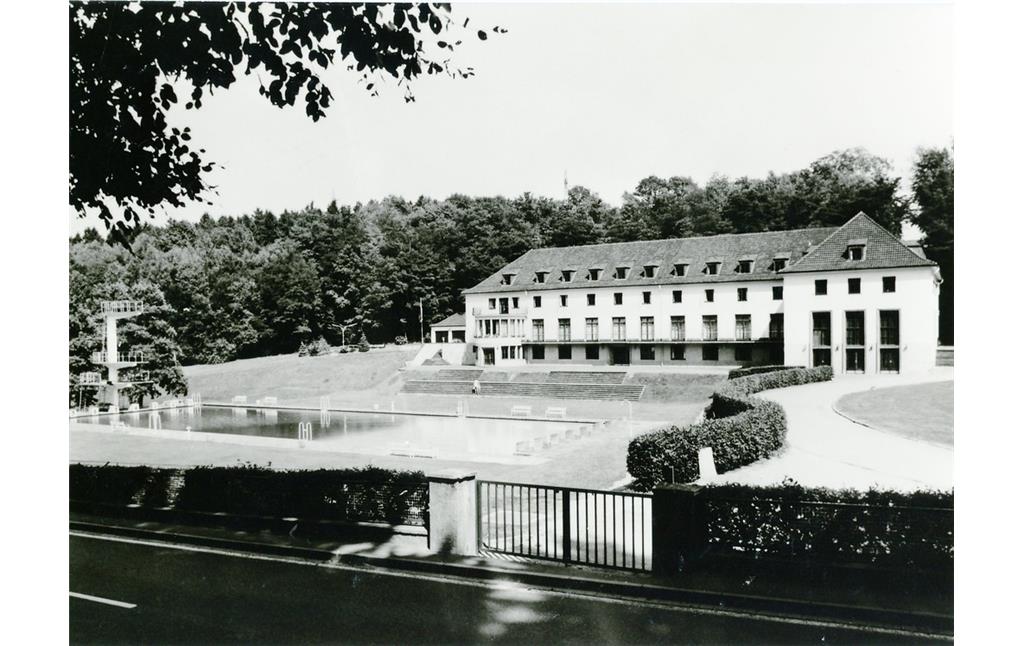 Das Hauptgebäude und das Freibad der Sportschule Hennef, Ansicht von der gegenüberliegenden, westlichen Straßenseite (Aufnahme zwischen 1950 und 1971).