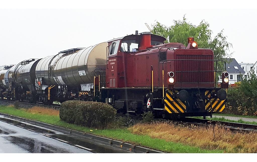 Eine Diesellokomotive der Maschinenbau Kiel, Typ MaK G 700 C, zieht einen Güterzug der Rhein-Sieg-Kreis Eisenbahn durch Troisdorf-Müllekoven (2019)