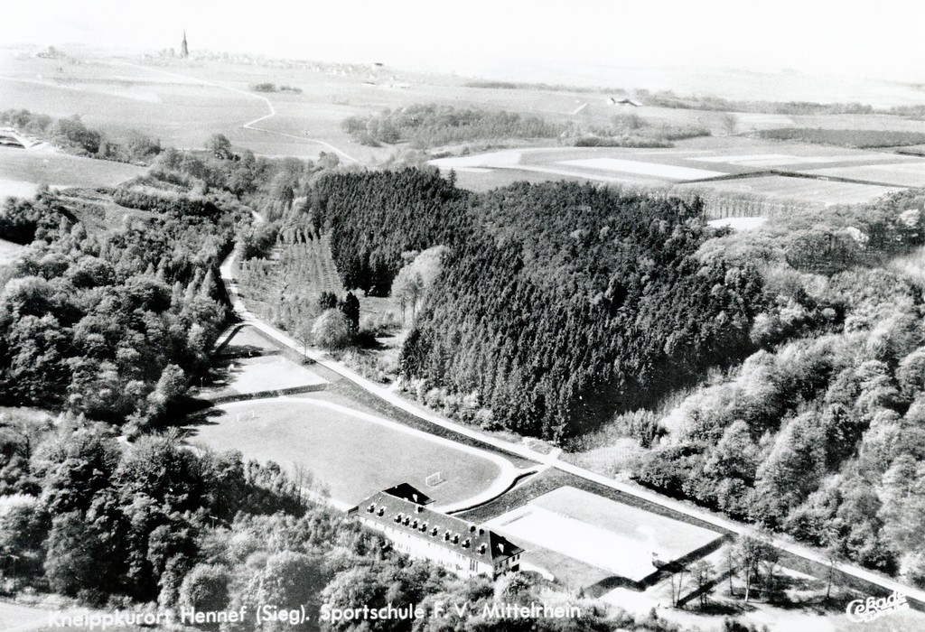 Postkarte mit einem Luftbild der Sportschule Hennef, Ansicht von Nordosten (Aufnahme nach 1957).