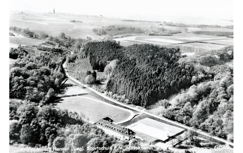 Postkarte mit einem Luftbild der Sportschule Hennef, Ansicht von Nordosten (Aufnahme nach 1957).