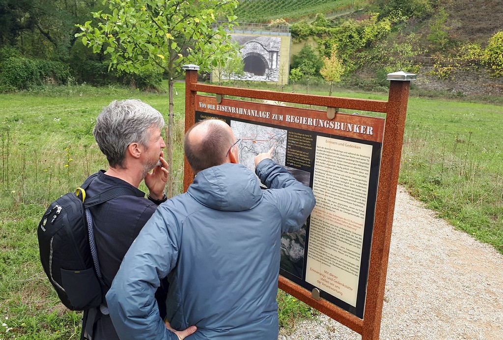 Informationstafel zum Regierungsbunker bei Ahrweiler-Marienthal, im Hintergrund der frühere Trotzenbergtunnel (2019).