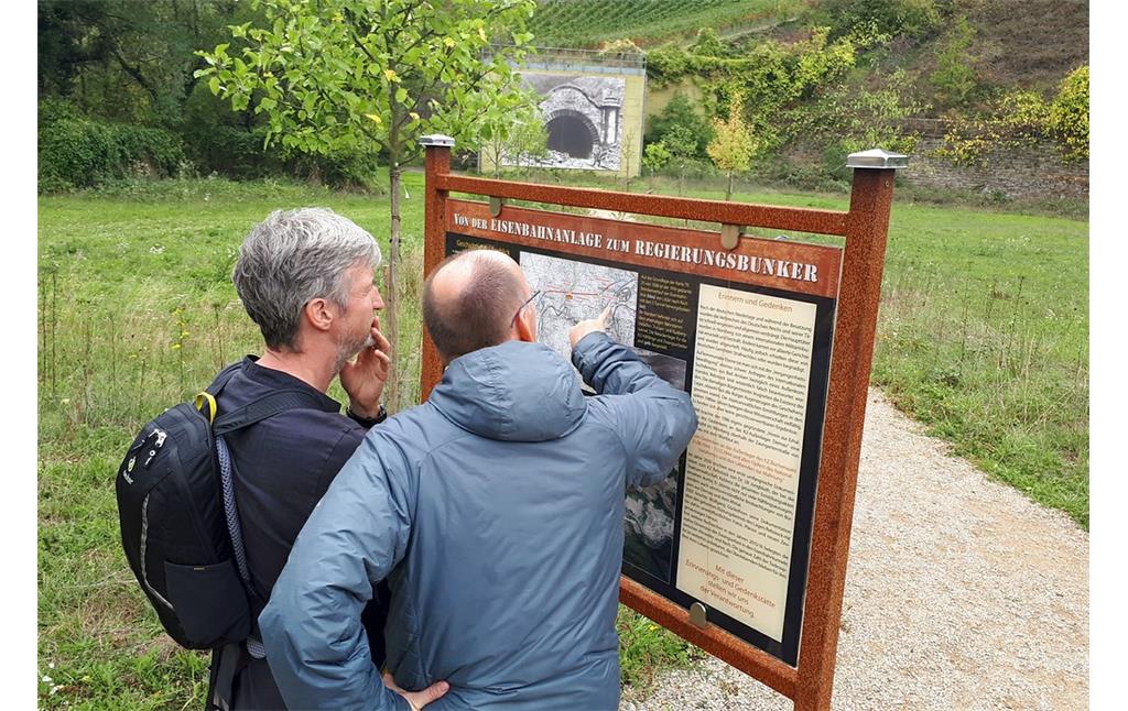 Informationstafel zum Regierungsbunker bei Ahrweiler-Marienthal, im Hintergrund der frühere Trotzenbergtunnel (2019).