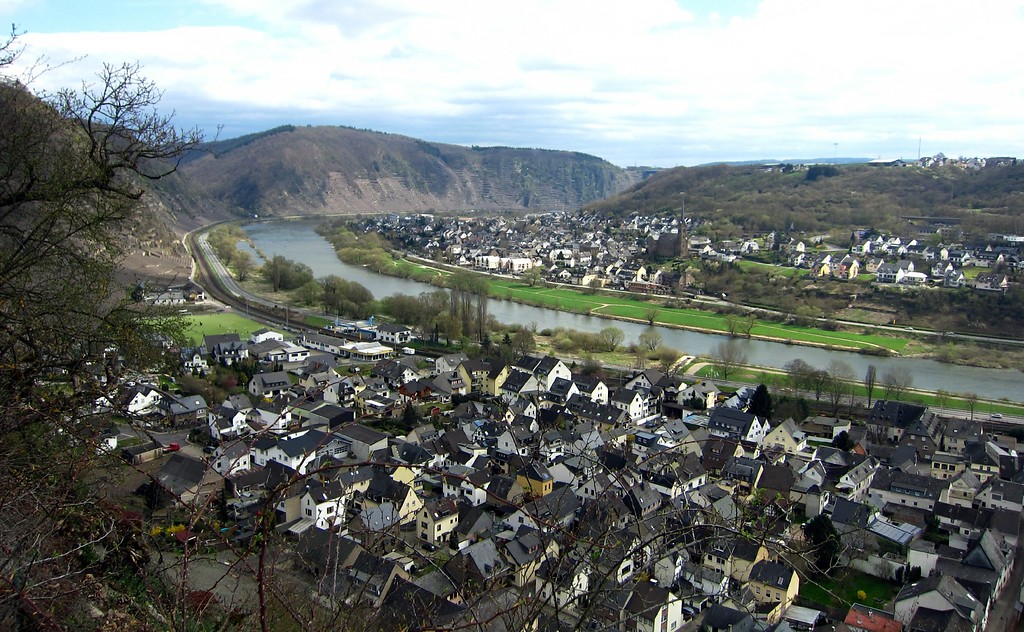 Blick auf das Moseltal, Sicht aus südlicher Richtung auf den Ort Kobern-Gondorf und den Ort Dieblich auf der gegenüberliegenden Flussseite (2015).