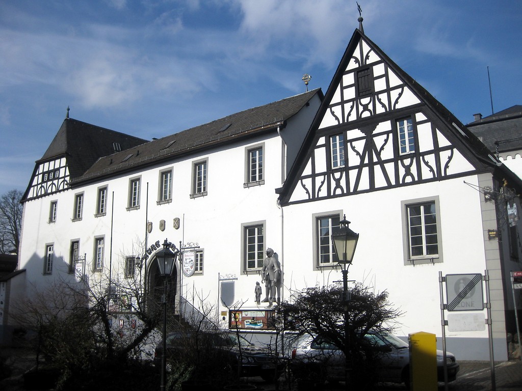 Gebäude der Burg in Linz am Rhein (2015).