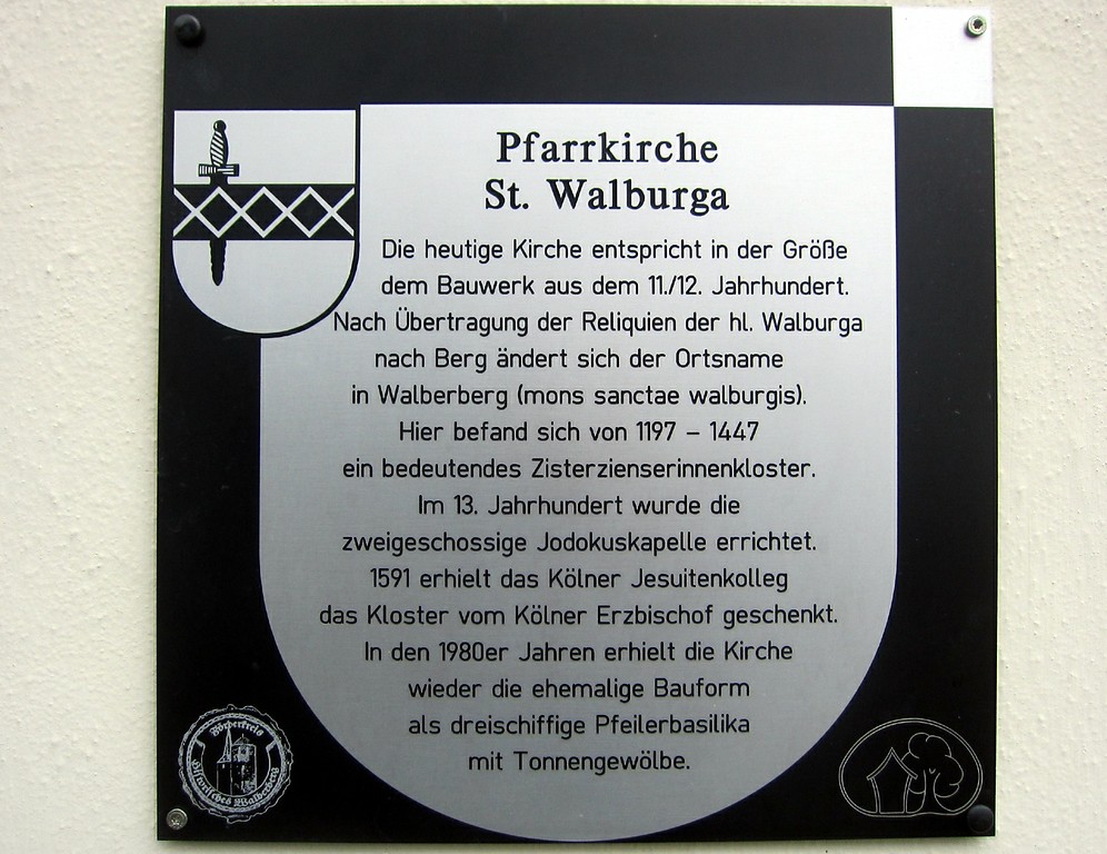 Hinweistafel zur katholischen Pfarrkirche Sankt Walburga in Bornheim-Walberberg (2013)