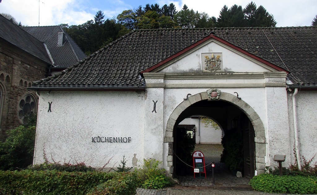 Das Portal zum barocken Küchenhof der früheren Abtei Altenberg bei Odenthal (2017).