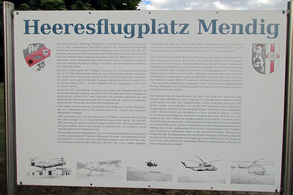 Informationstafel zum früheren Heeresflugplatz Mendig an der früheren Wache bzw. der heutigen Einfahrt zum zivilen Sonderlandeplatz mit Gewerbegebiet (2020).