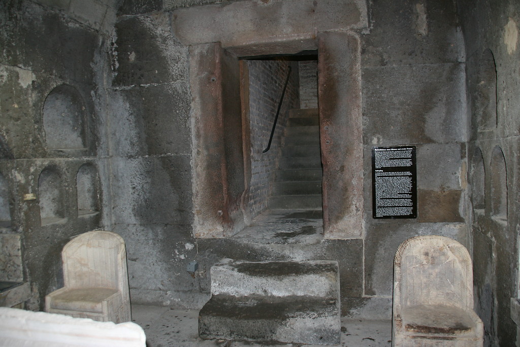 Die Weidener Grabkammer (2014), Blick aus der Grabkammer in Richtung Tür.