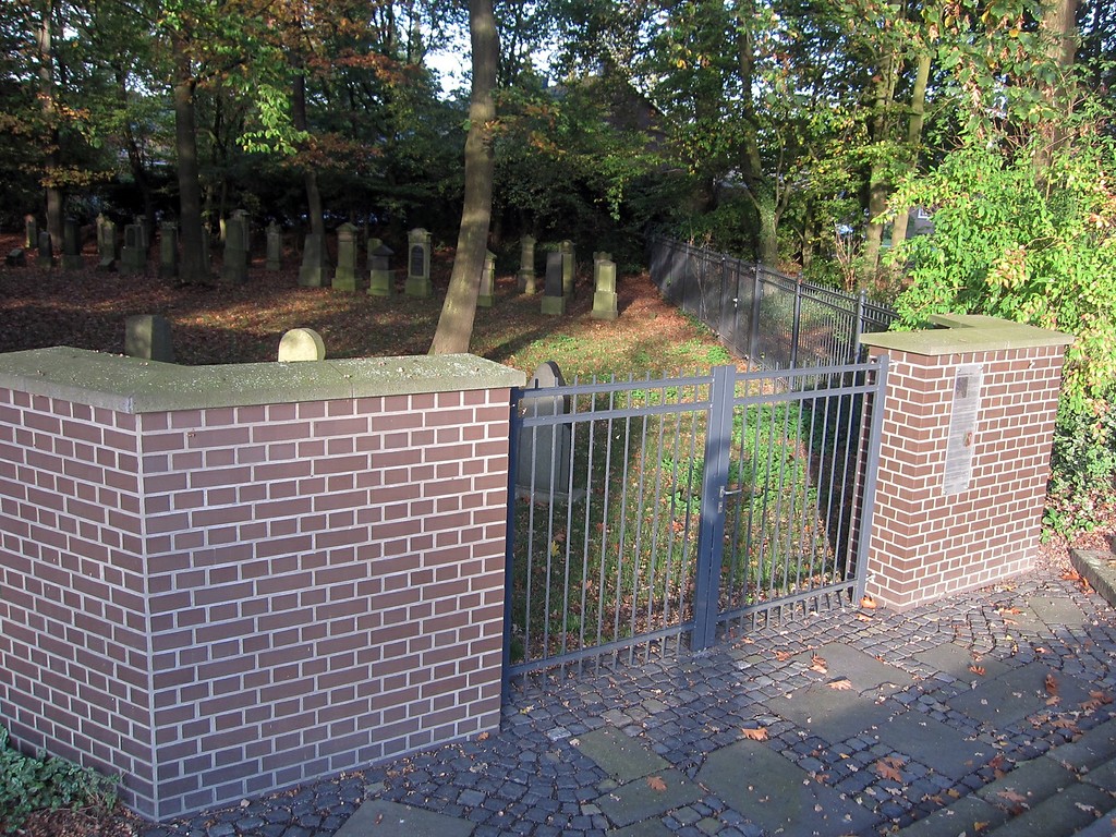 Eingangsbereich zum Judenfriedhof Kamperlings in Kempen-Oedt (2013)