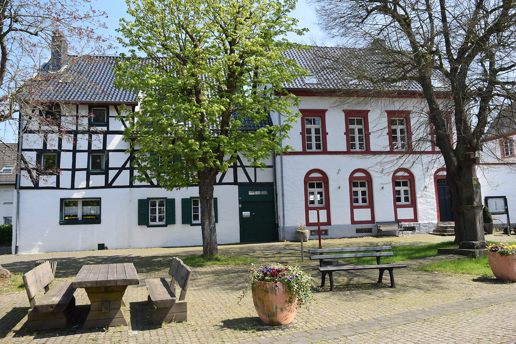Grundherrschaftlicher Hof der Herren von Dreiborn am zentralen Platz in Schleiden-Olef (2017)