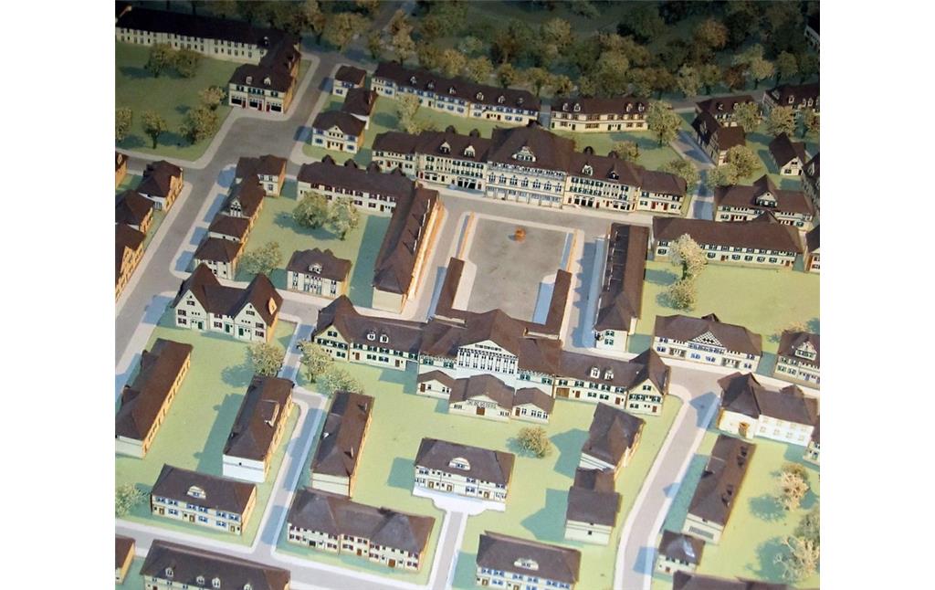 Ausschnitt eines Modells der Essener Krupp-Siedlung Margarethenhöhe im Bereich des zentralen Marktplatzes mit der Konsumanstalt (Modell in der LVR-Verbundausstellung "1914 - Mitten in Europa", 2014)