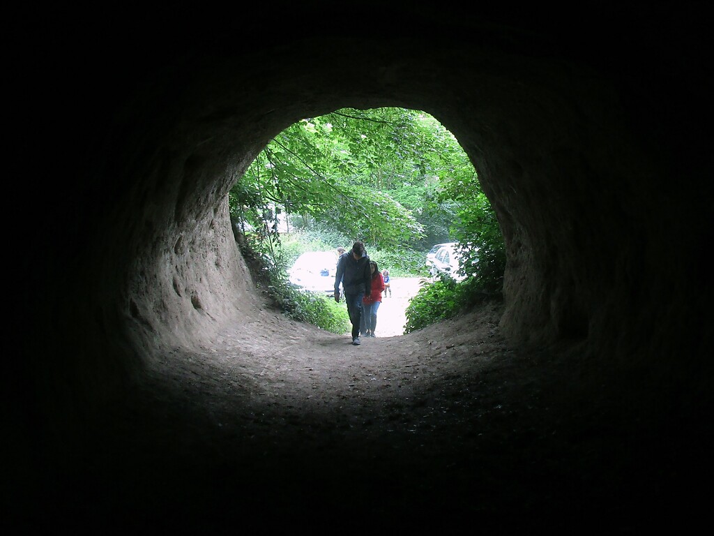 Zugang in eine der Trasshöhlen im Tal des Brohlbachs bei Brohl-Lützing, gelegen auf der Route des Wanderwegs "Höhlen- und Schluchtensteig" (2020).