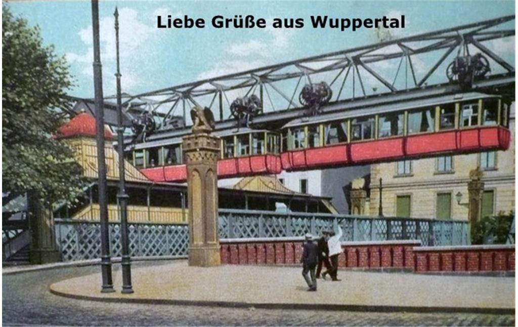 Historische Postkarte mit der Wuppertaler Adlerbrücke und einen Zug der Schwebebahn, der entlang der Wupper die Brücke kreuzt (undatiert).