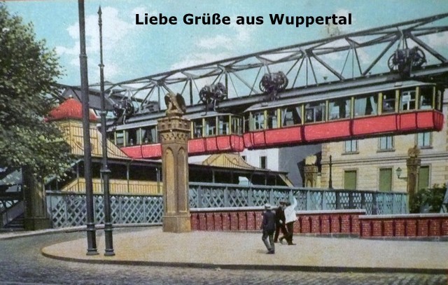Historische Postkarte mit der Wuppertaler Adlerbrücke und einen Zug der Schwebebahn, der entlang der Wupper die Brücke kreuzt (undatiert).