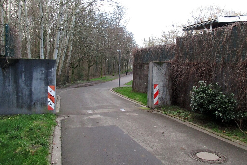 Hochwasserschutz in der Frongasse im Kölner Stadtteil Langel (2022), bei Flutgefahr wird die Öffnung in der Schottwand geschlossen.