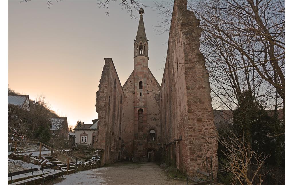 Blick in das ehemalige Kirchenschiff des Klosters Rosenthal in Richtung Turm (2018).