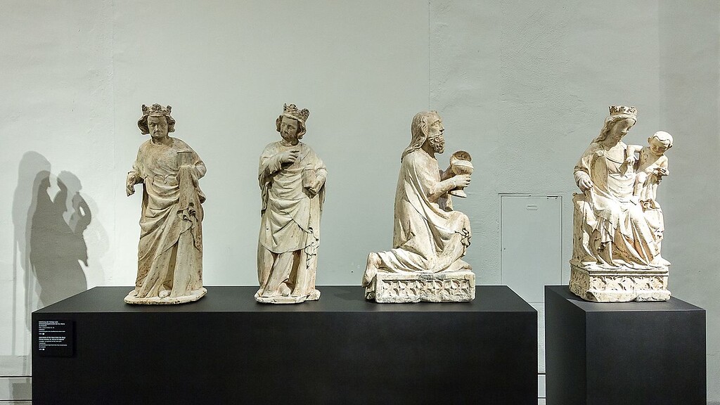 Die heute im städtischen Museum Schnütgen für mittelalterliche Kunst im früheren Cäcilienstift ausgestellten Original-Skulpturen des Dreikönigenpförtchen an St. Maria im Kapitol in Köln (2016).