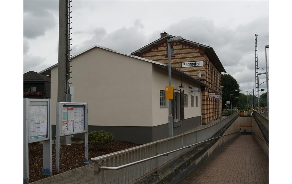 Südöstliche Ansicht des Güterschuppens (Vordergrund) sowie des Hauptgebäudes (Hintergrund) des Bahnhofs Limburg-Eschhofen (2017)