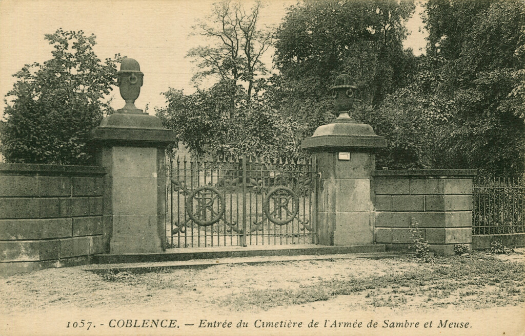 Historische Postkarte des Eingangs zum Friedhof französischer Soldaten in Koblenz-Lützel (gelaufen um 1929).