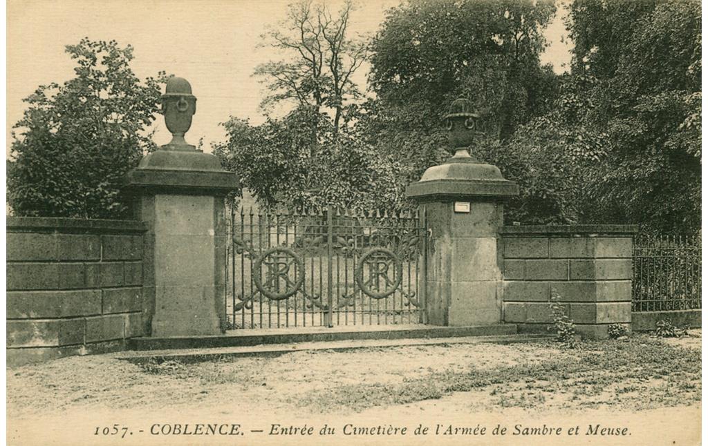 Historische Postkarte des Eingangs zum Friedhof französischer Soldaten in Koblenz-Lützel (gelaufen um 1929).