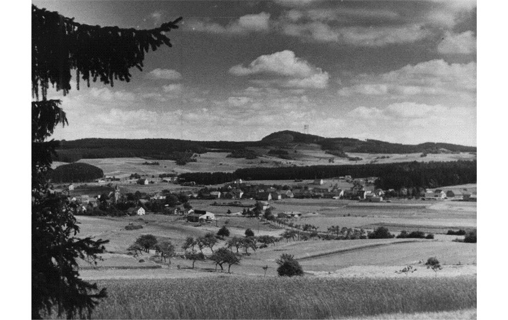 Blick auf die Ortschaft Kelberg und den Hochkelberg (um 1955)