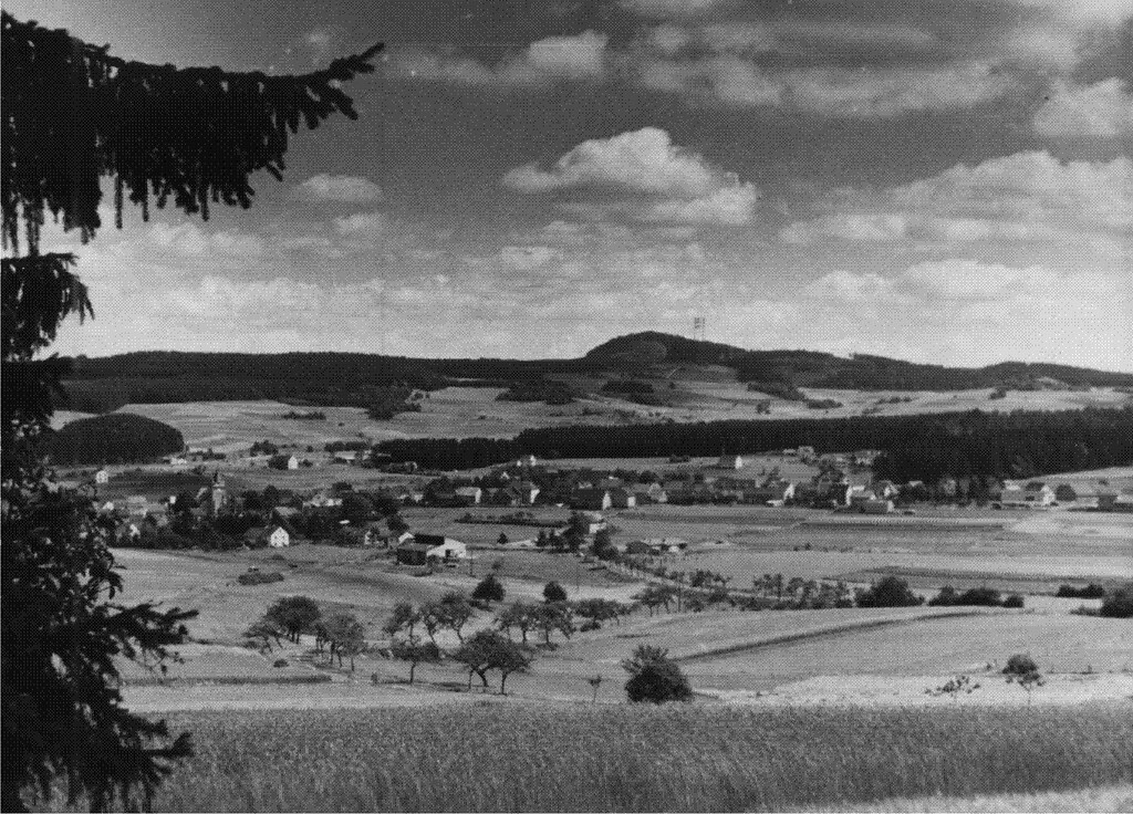 Blick auf die Ortschaft Kelberg und den Hochkelberg (um 1955)