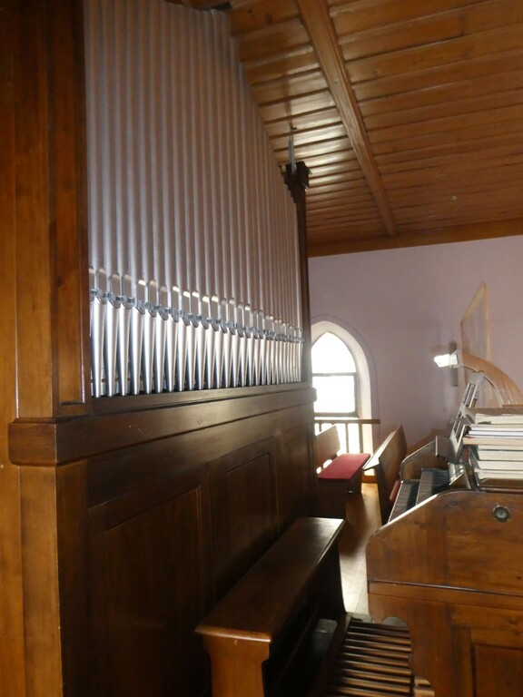 Orgelpfeifen in der evangelische Kirche in Mackenbach (2022)
