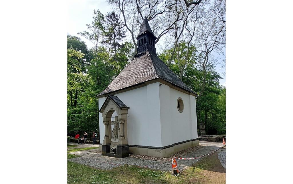 Die Waldkapelle im Rheinbacher Stadtwald (2022). Die 1686 errichtete Wallfahrtskapelle zum Heiligen Namen Jesu, neben dem sich einst ein kleines Franziskanerkloster befand, geht auf eine um 1681 beginnende Pilgertätigkeit zu diesem Ort zurück.