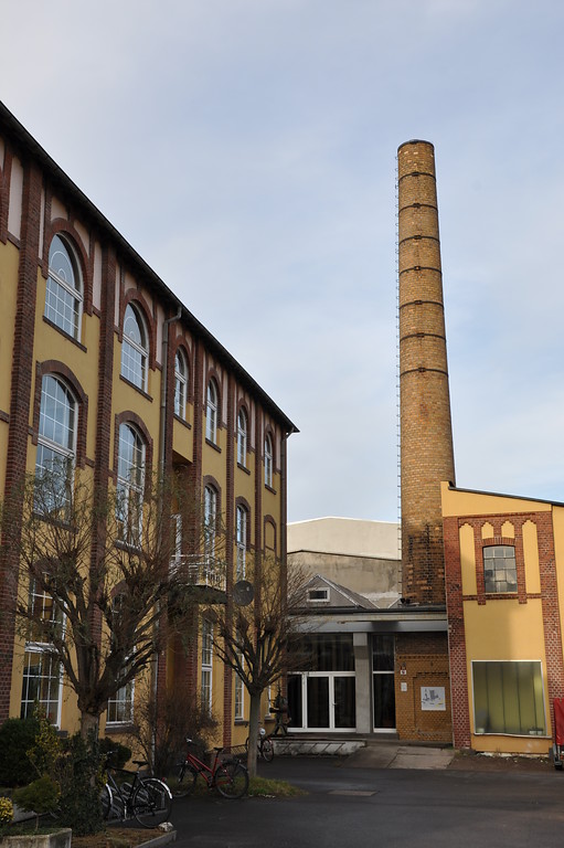 Schornstein und Gebäudeteil der ehemaligen Tapetenfabrik Beuel