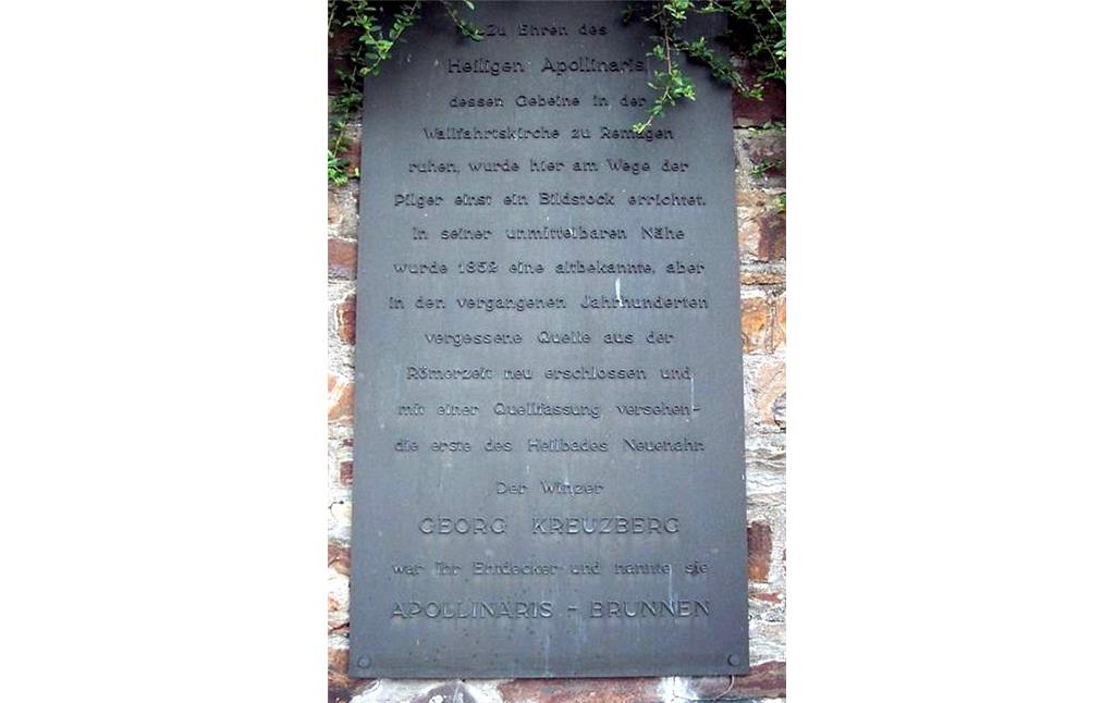 Inschriftentafel am Denkmal für den Entdecker der Quellen und den Gründer von Apollinarisbrunnen und Heilbad Georg Kreuzberg (1796-1873) am Apollinarisbrunnen in Bad Neuenahr (2014).